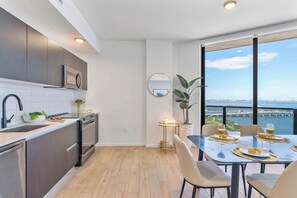 Frigorífic, microones, forn i placa de cuina 