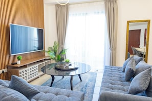 Deluxe appartement, 2 slaapkamers, balkon, uitzicht op jachthaven | Verduisterende gordijnen, een strijkplank/strijkijzer, gratis wifi