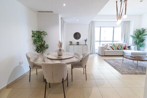 Departamento de lujo, 2 habitaciones, balcón, vista a la ciudad | Cortinas blackout, tabla de planchar con plancha y wifi gratis 