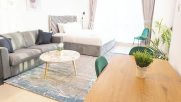 Safe på rommet, blendingsgardiner og strykejern/-brett