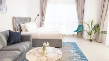 Safe på rommet, blendingsgardiner og strykejern/-brett