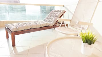 Safe på rommet, blendingsgardiner og strykejern/-brett