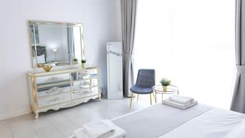 1 kamar tidur, tirai kedap cahaya, dan setrika/meja setrika