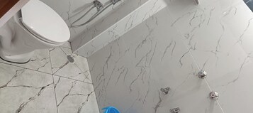 Family Double Room, Balcony | Bathroom | Shower, towels