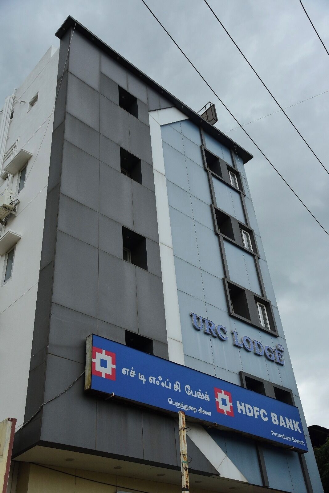 Vista frontal de la propiedad