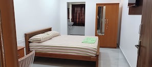 Familien-Doppelzimmer, Balkon | Schreibtisch, laptopgeeigneter Arbeitsplatz, Zustellbetten