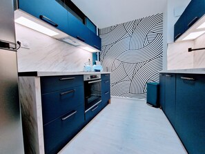 Fridge, oven, stovetop, dishwasher