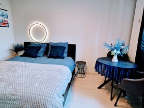 1 slaapkamer, een strijkplank/strijkijzer, wifi, beddengoed