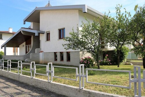 Villa avec jardin et grenier confortable