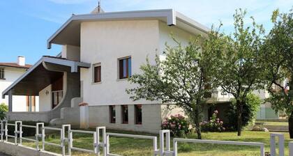 Villa avec jardin et grenier confortable