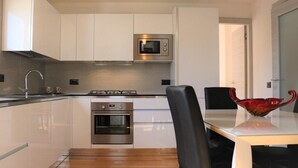 Fridge, microwave, oven, stovetop - Villa with garden and cosy attic (Cividale del Friuli)