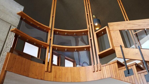 A modern interior with curved wooden structures and glass panels. - Villa with garden and cosy attic (Cividale del Friuli)