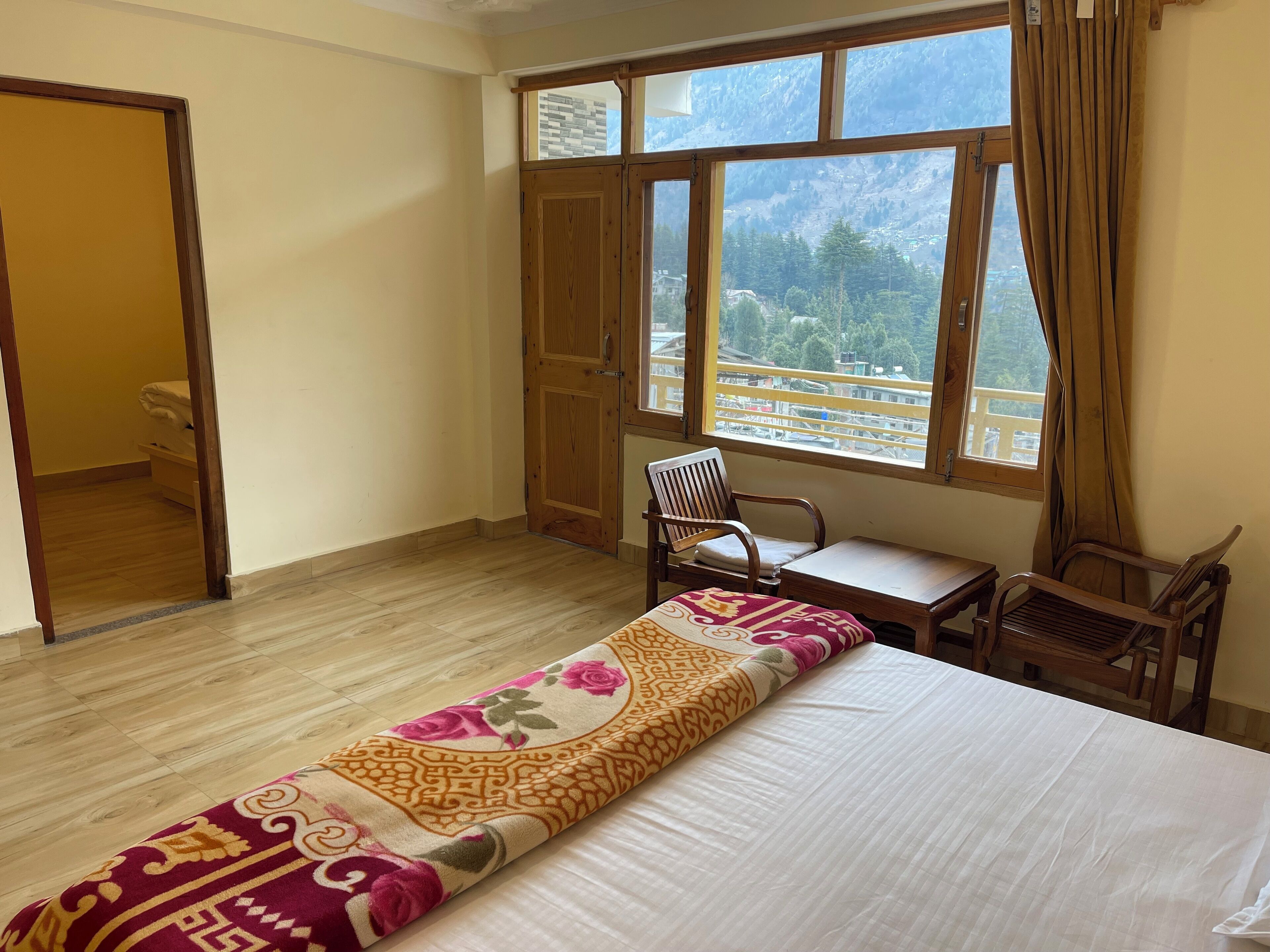 Dobbeltrom – familie, fjellutsikt | Sengetøy av topp kvalitet, senger med overmadrass og lydisolert