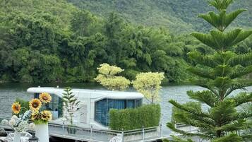 Family Room, River View | Desk, free WiFi