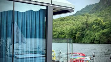 Family Room, River View | Desk, free WiFi