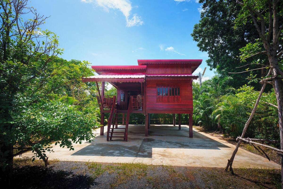 Superior Bungalow, Garden View | Desk, free WiFi, bed sheets