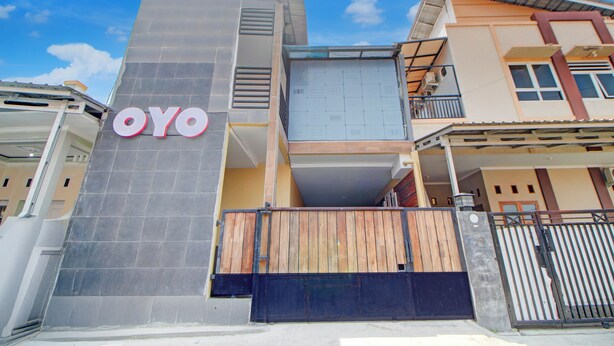 Un bâtiment moderne avec une enseigne « OYO » bien visible sur la façade.