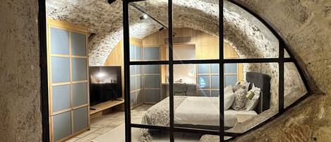 3 bedrooms, desk, iron/ironing board, travel crib