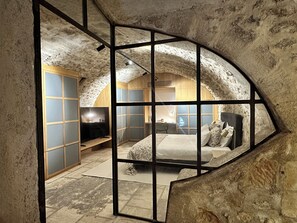 3 bedrooms, desk, iron/ironing board, travel crib