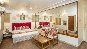 Quarto casal presidencial, vista para a cidade | Escrivaninha, espaço de trabalho para notebook, Wi-Fi de cortesia