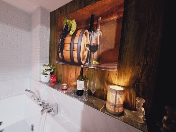 Haartrockner, Handtücher, Seife, Toilettenpapier