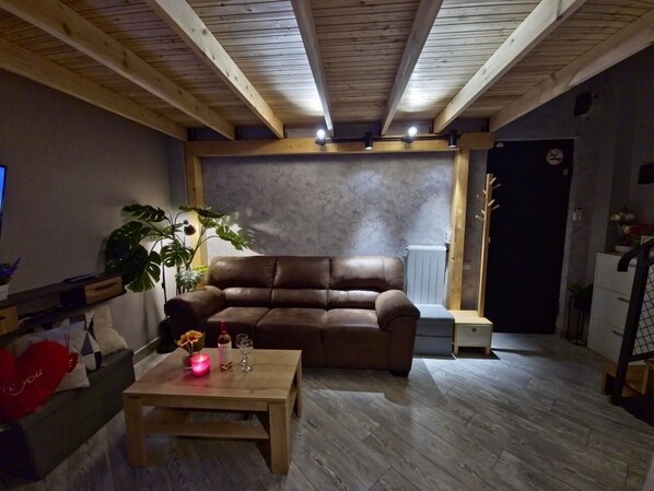 Living area - Warm Private JACUZZI Apartment - TBILISI by N A T Suite (Tbilisi)
