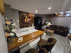 المنشأة من الداخل