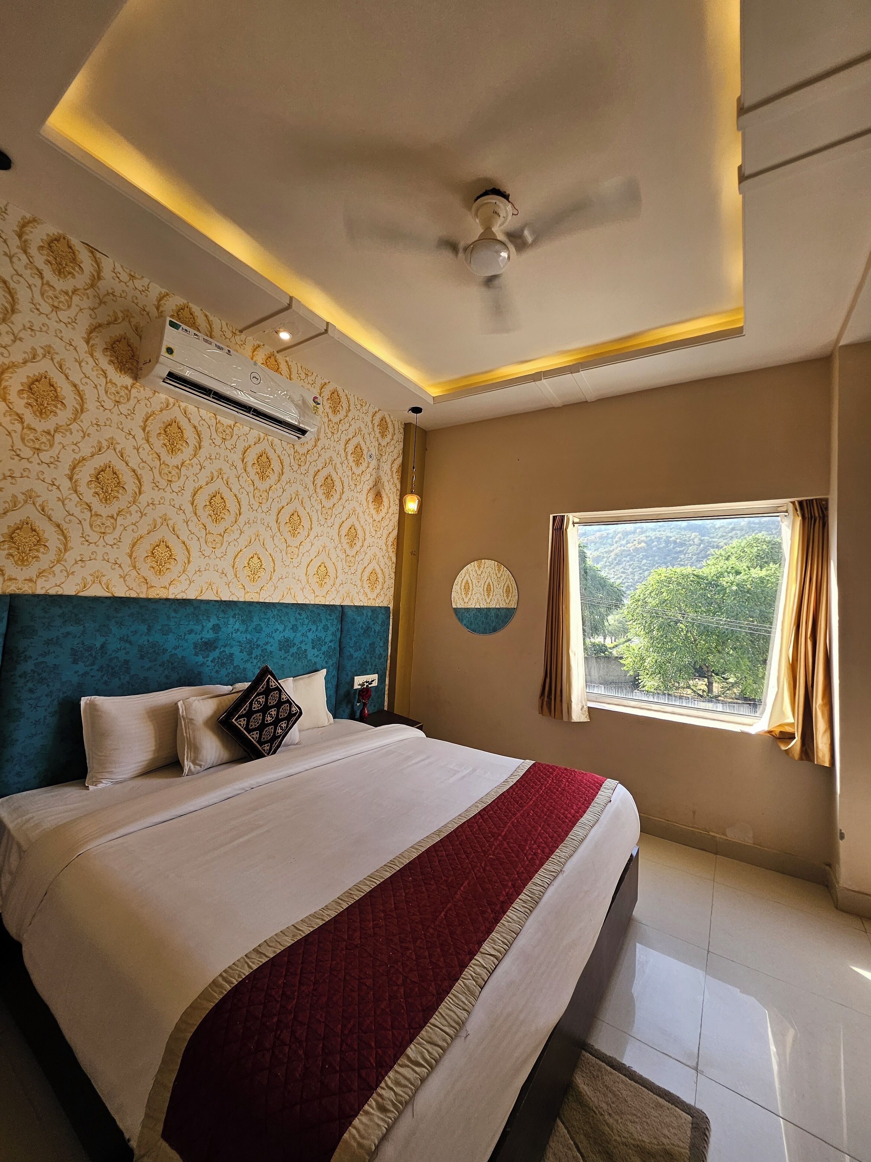 Premium bedding, down duvets, desk, soundproofing