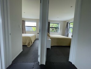 2 bedrooms, desk, iron/ironing board, free WiFi - Character, quiet & new, near CBD: CNZhouse (Christchurch)