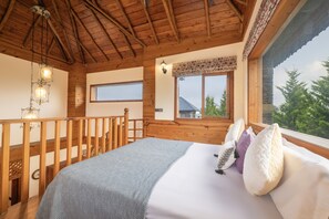 Superior fyrbäddsrum - utsikt mot bergen | Mörkläggningsgardiner, gratis wi-fi och sängkläder