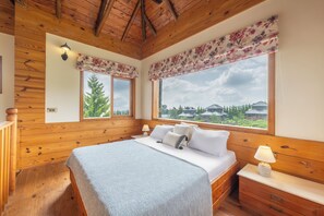 スーペリア 4 人部屋 マウンテンビュー | 遮光カーテン、WiFi (無料)、ベッドシーツ