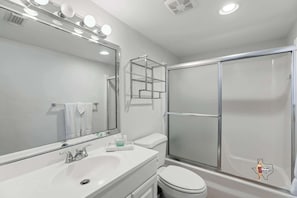 Shower, hair dryer, towels, soap - Beachside Condo w/ Patio, Pools & Tennis Courts (South Padre Island)