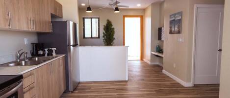 Frigorifero, microonde, forno, piano cottura