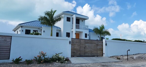 Exterior - Winter Sun, Pool, Beach Minutes From Your Door (Leeward Settlement)