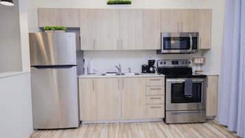 Køleskab, mikrobølgeovn, ovn, kogeplade