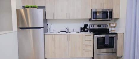 Réfrigérateur, micro-ondes, four, plaque de cuisson