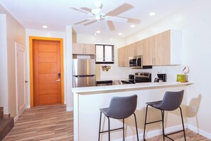 Refrigerador, microondas, horno y parrilla de estufa 