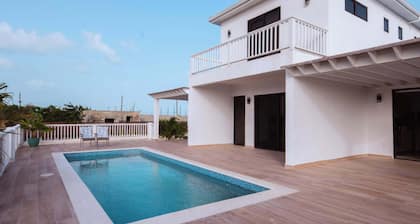 Lush 2-Story Apartment, Poolside Bliss Near Beach