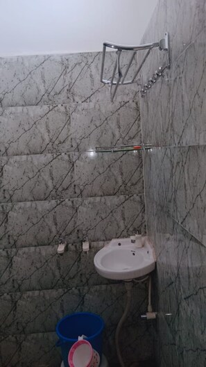 Shower, rainfall showerhead, towels, soap - Goroomgo Atithi Restaurant & Guest House (Fatehabad)