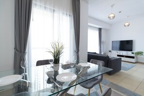 Lägenhet Deluxe - 1 sovrum - balkong - utsikt mot marinan | Vardagsrum | 60-centimeters platt-tv med satellitkanaler, tv och eldstad