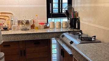 Fridge, oven, dishwasher, coffee/tea maker