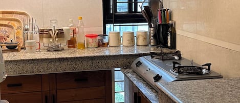 Refrigerador, horno, lavavajillas y cafetera y tetera