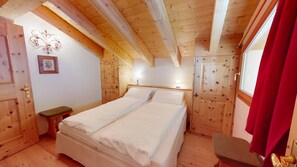 3 bedrooms, desk, free WiFi, bed sheets - Beautiful holiday house in a quiet location in sunny Pontresina. (Pontresina)