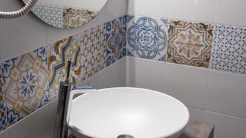 Habitación triple estándar | Baño | Amenidades de baño gratuitas, secadora de cabello, toallas, jabón