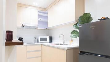 Fridge, microwave, stovetop, electric kettle