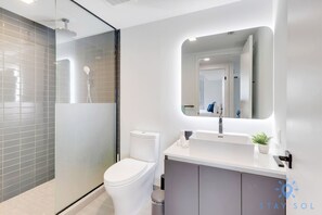 Dusch, hårtork och handdukar