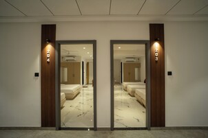 Escritorio y espacio para trabajar con laptop 