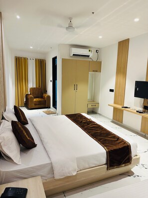 Deluxe Comfort Room | Desk, laptop workspace, soundproofing, free WiFi - HOTEL THE MANSION-Deralakatte mangalore (Mangaluru)