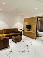 Deluxe Comfort Room | Escritorio y espacio para trabajar con un portátil