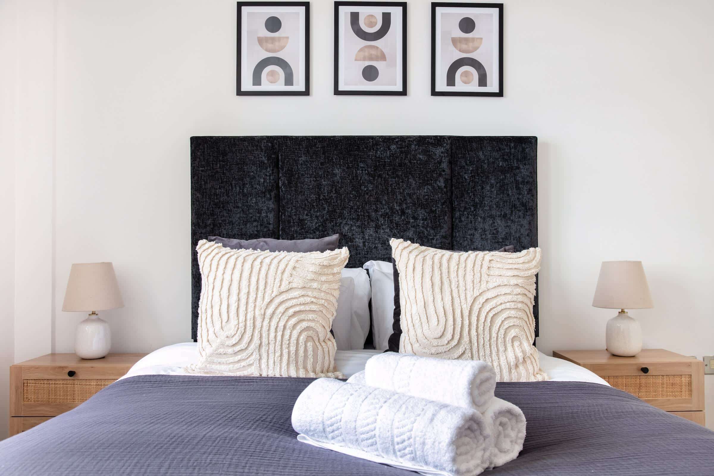 1 chambre, bureau, fer et planche à repasser, lit parapluie